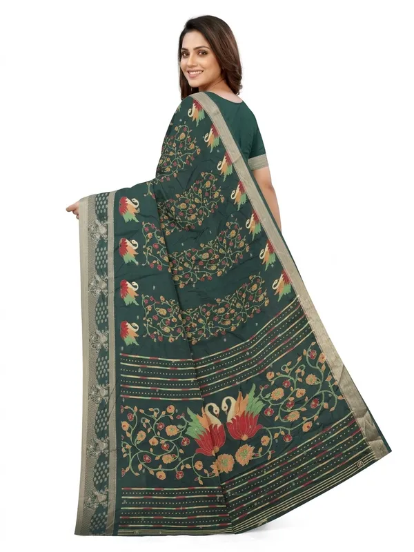 SareeViz से बनी Amazon साड़ी फोटो: शुद्ध सफ़ेद बैकग्राउंड पर पीछे का व्यू